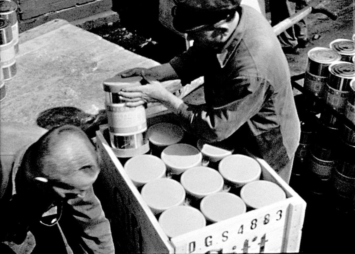 Zyklon B Verpackung in Kisten